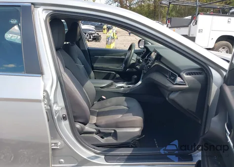 2021 Toyota Camry Le z USA, uszkodzony, nr VIN 4T1C11AK6MU440816